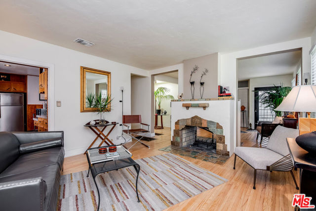 516 N Bronson Avenue, Los Angeles CA: https://media.crmls.org/mediaz/60d6c76c-311c-40a1-9e91-2b4b2abb4fb3.jpg