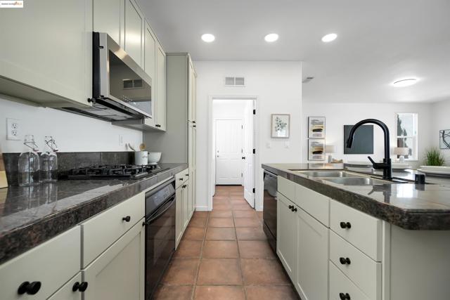1165 Cottage Ln, Hercules CA: https://media.crmls.org/mediaz/60d7a9e2-4326-4bea-bf07-7559729b6cbd.jpg