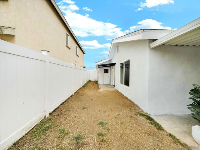 1427 Signal Ave, San Diego CA: https://media.crmls.org/mediaz/60d8a23b-bc15-4b50-84fe-3d4865b0053e.jpg