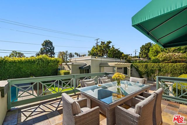 803 N Rexford Drive, Beverly Hills CA: https://media.crmls.org/mediaz/60d8edaf-3ba2-41cb-913b-1998cc7457ef.jpg