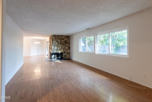 4901 Angeles Crest Circle, La Canada Flintridge CA: https://media.crmls.org/mediaz/60d96b5d-9d7c-43f3-98d9-b67e85e6ef49.jpg