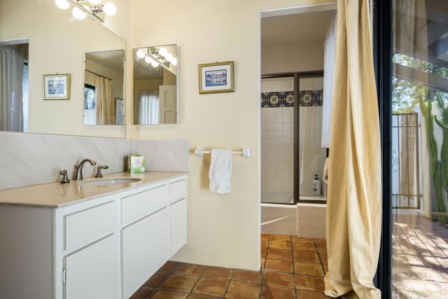 49470 Avila Drive, La Quinta CA: https://media.crmls.org/mediaz/60da05fc-d1e9-4611-b1d1-aae760683c96.jpg