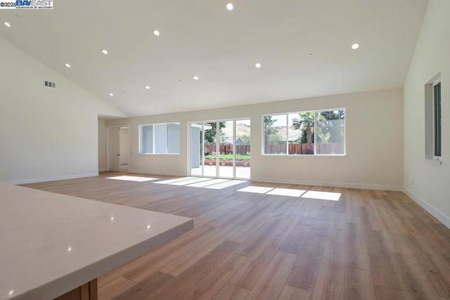 5232 Henderson Ct, Antioch CA: https://media.crmls.org/mediaz/60da0fe8-0273-4967-989c-6af811c9e230.jpg