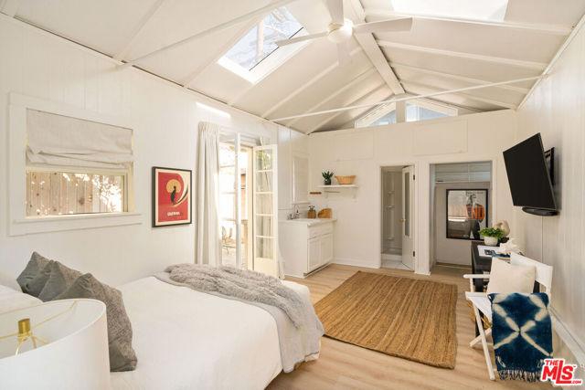 522 Altair Place, Venice CA: https://media.crmls.org/mediaz/60da1686-05c1-4edf-b904-c4247cd41020.jpg