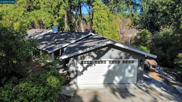 1016 Stone Valley Rd, Alamo CA: https://media.crmls.org/mediaz/60da69dc-7fd3-4715-a909-17a5e6c47405.jpg