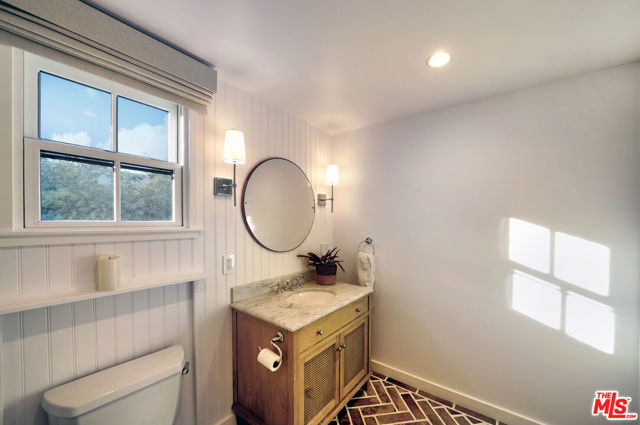 2310 Laguna Circle Drive, Agoura Hills CA: https://media.crmls.org/mediaz/60daccc9-76bd-426b-a279-cafba6289a74.jpg