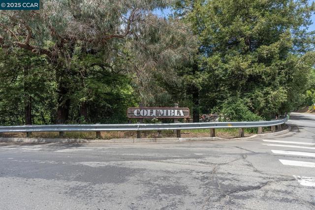 6082 Slopeview Ct, Castro Valley CA: https://media.crmls.org/mediaz/60db8c7e-0cf8-4ab7-906f-3fbd83957dc5.jpg