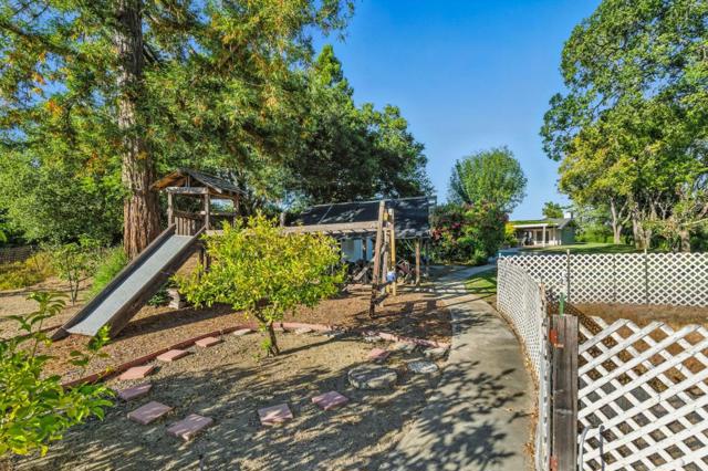 25850 Vinedo Lane, Los Altos Hills CA: https://media.crmls.org/mediaz/60db9efd-3e71-44ce-9621-659321f7f9eb.jpg