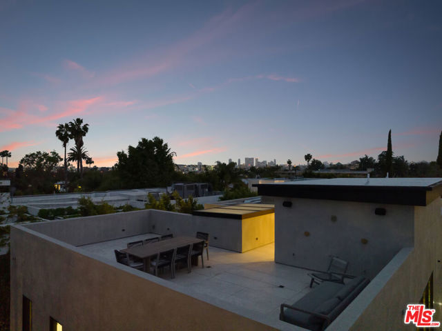 952 N Laurel Avenue, Los Angeles CA: https://media.crmls.org/mediaz/60dc35a3-5b74-4fe8-93ab-f6bec7b9a732.jpg