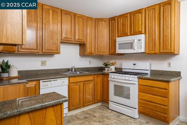 4192 Valley Ave, Martinez CA: https://media.crmls.org/mediaz/60dc6f2e-48f5-4152-b8e4-2bf2a5079383.jpg