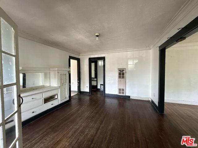 1117 N Alexandria Avenue, Los Angeles CA: https://media.crmls.org/mediaz/60dcb888-d3e8-431b-9b42-3ae18e710123.jpg