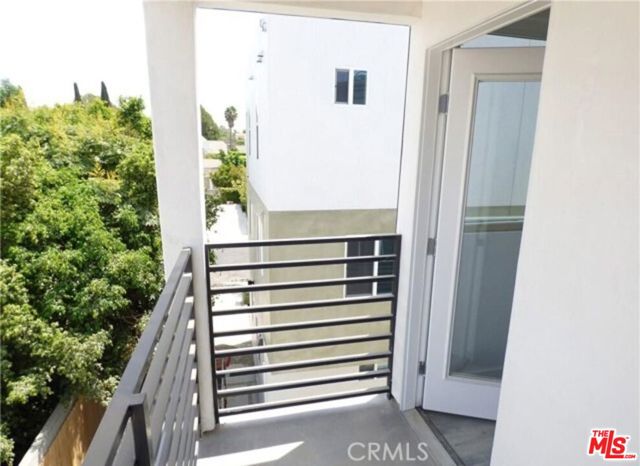1113 Carmona Avenue, Los Angeles CA: https://media.crmls.org/mediaz/60dd2676-9a1a-420e-bbd2-0deffccd73a1.jpg