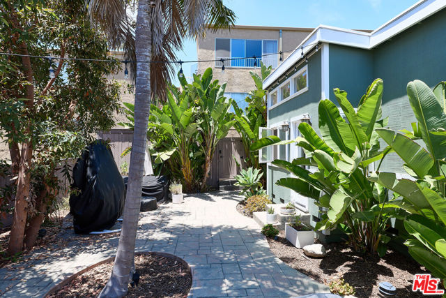 607 Ashland Avenue, Santa Monica CA: https://media.crmls.org/mediaz/60ddb98a-74a7-4128-ad0d-f452982b5480.jpg
