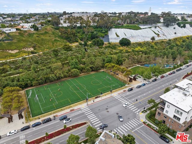 12923 Bluff Creek Drive, Los Angeles CA: https://media.crmls.org/mediaz/60deefeb-e9e2-4ee4-9b57-821c45a2e390.jpg