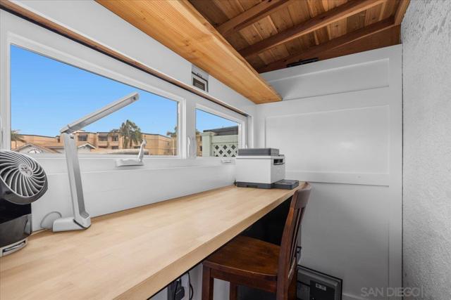 700 Lido Park Dr, Newport Beach CA: https://media.crmls.org/mediaz/60df06df-2099-4d88-89ed-e7077eeec96a.jpg