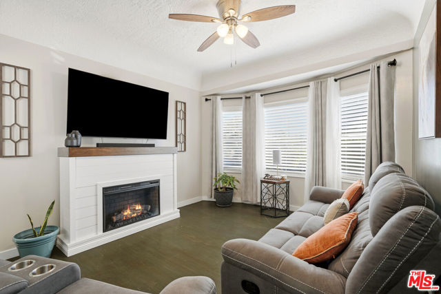 547 N St Louis Street, Los Angeles CA: https://media.crmls.org/mediaz/60df1ed0-5c07-4617-8118-0d6ac54f08c9.jpg