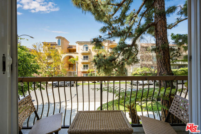 1520 Camden Avenue, Los Angeles CA: https://media.crmls.org/mediaz/60df577e-f320-4ec8-83b3-097cfc519821.jpg