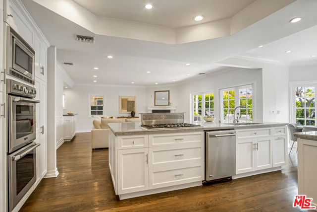 116 N Palm Drive, Beverly Hills CA: https://media.crmls.org/mediaz/60e0fdce-df80-4ce5-9196-f2282a43b8c8.jpg
