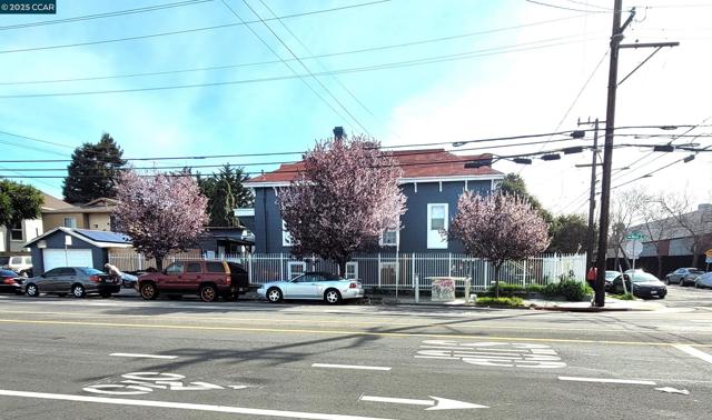 760 29th Street, Oakland CA: https://media.crmls.org/mediaz/60e179b1-a3e7-411f-ad69-28ca7f9c722b.jpg