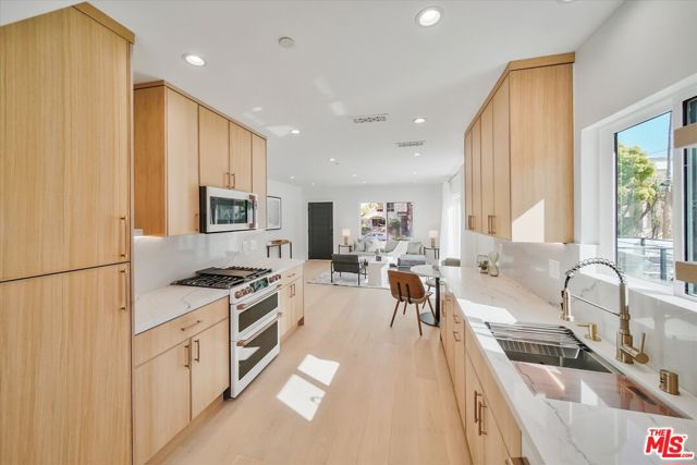 2021 Idaho Avenue, Santa Monica CA: https://media.crmls.org/mediaz/60e3a25f-b724-45a3-b7b6-142b2e9e2d10.jpg