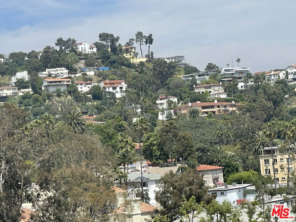 https://media.crmls.org/mediaz/60e3db1f-b27b-419f-bba1-7a2a2d1c2d2f.jpg?preset=X-Large