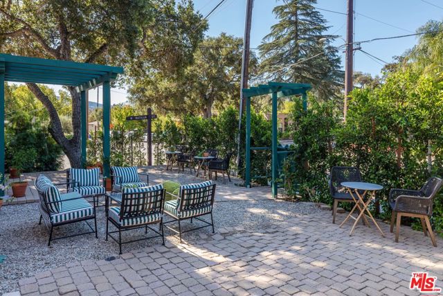 202 Canada Street, Ojai CA: https://media.crmls.org/mediaz/60e4450e-1cd6-418f-bc49-ad2e892e96c0.jpg