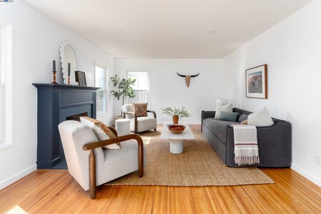 10906 Reposo Dr, Oakland CA: https://media.crmls.org/mediaz/60e461c3-b409-43d4-87bd-9edb5291267a.jpg