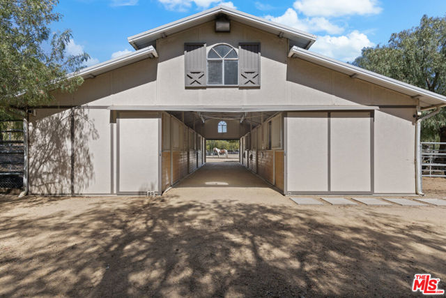 13418 Nightsky Drive, Camarillo CA: https://media.crmls.org/mediaz/60e5661f-dc9e-40d8-8a41-3e5d1c03dce7.jpg