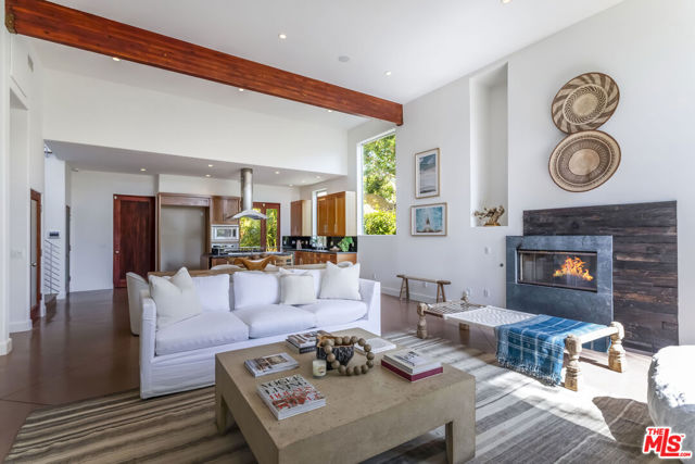 2336 Boone Avenue, Venice CA: https://media.crmls.org/mediaz/60e5a862-471b-45b6-ab8a-60f916ee71d4.jpg