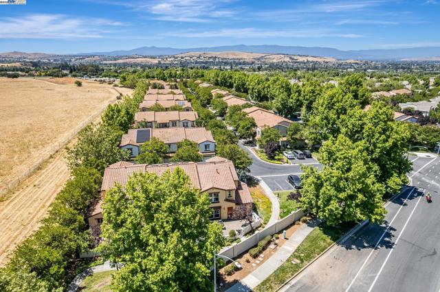 4182 Lautrec Dr, San Jose CA: https://media.crmls.org/mediaz/60e5f786-7510-44ab-bc31-ccf4150297ba.jpg