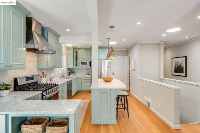 2 Humphrey Place, Oakland CA: https://media.crmls.org/mediaz/60e6418a-f26f-41c2-a277-86658b1aba37.jpg