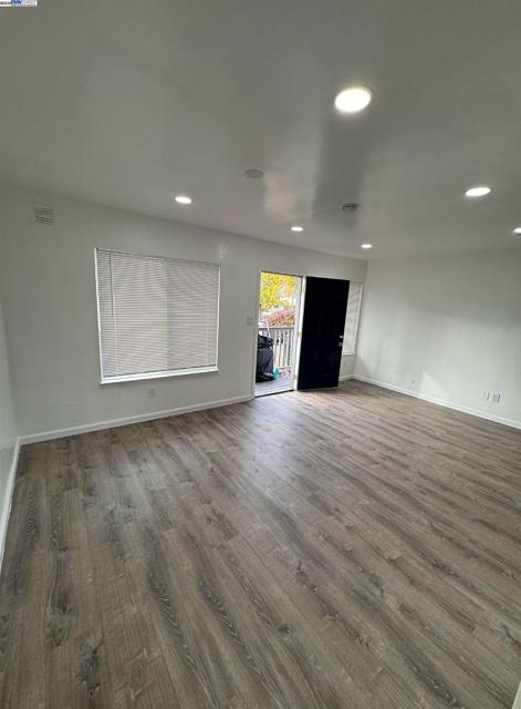 1108 Chestnut St, Oakland CA: https://media.crmls.org/mediaz/60e6bf83-b27a-40ad-ad63-2a4b3a6f7fc2.jpg