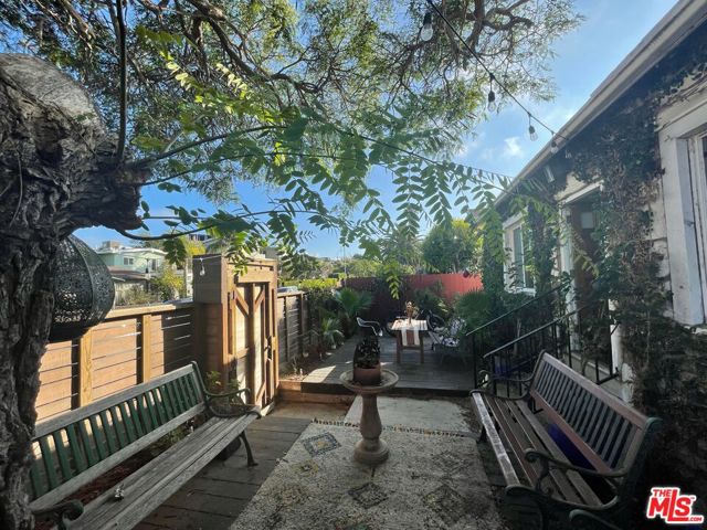 547 Brooks Avenue, Venice CA: https://media.crmls.org/mediaz/60e9a8d0-8ae1-4999-ad74-0a67e37642c2.jpg