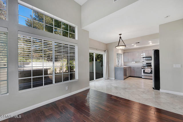 180 Windrose Drive, Newbury Park CA: https://media.crmls.org/mediaz/60e9b5f9-f2c9-4a4b-bcfb-ee3603fa18aa.jpg