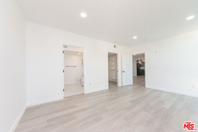 332 S Oxford Avenue, Los Angeles CA: https://media.crmls.org/mediaz/60ea3c49-7122-4932-a5f5-040ac863f21d.jpg