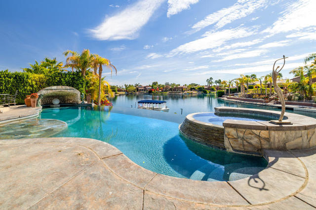 9 Via Santanella, Rancho Mirage CA: https://media.crmls.org/mediaz/60ea995d-781a-47ad-9ce7-ded62c79f651.jpg