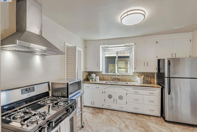 10500 Byron Ave, Oakland CA: https://media.crmls.org/mediaz/60ea9d12-00d2-4028-ad4d-2d418f04d36f.jpg