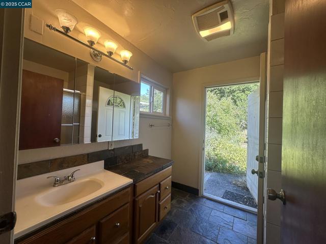 120 Sexton Rd, Sebastopol CA: https://media.crmls.org/mediaz/60ebb019-af73-4062-84ff-03df0c68445f.jpg