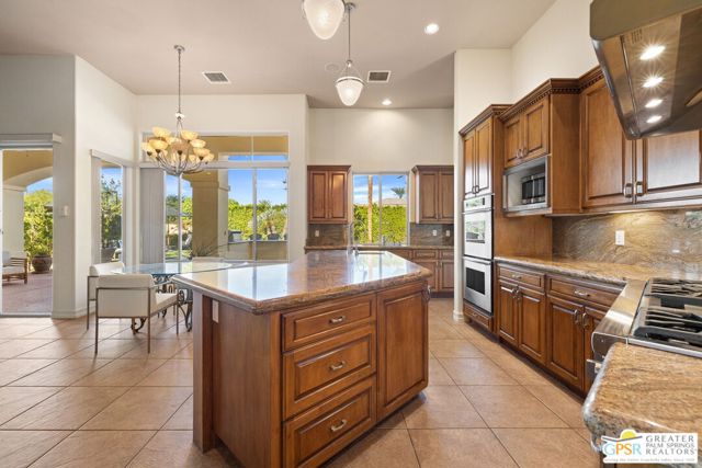 16 Villaggio Place, Rancho Mirage CA: https://media.crmls.org/mediaz/60ec16e8-f248-438a-82eb-1db315bd15e6.jpg