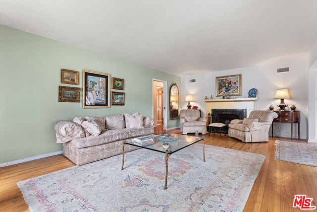 7132 Kentwood Avenue, Los Angeles CA: https://media.crmls.org/mediaz/60ec60c1-52b2-4087-8f96-127ede71b661.jpg