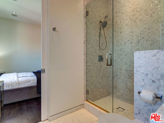 6360 Maryland Drive, Los Angeles CA: https://media.crmls.org/mediaz/60ec7e21-9a3f-4496-90fd-9b68b9aca461.jpg