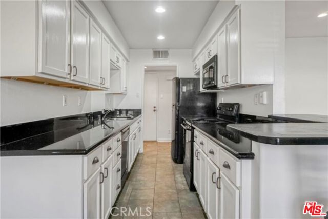 5003 Tilden Avenue, Sherman Oaks CA: https://media.crmls.org/mediaz/60eda5dc-cbd9-479b-9f53-87fa07520f23.jpg