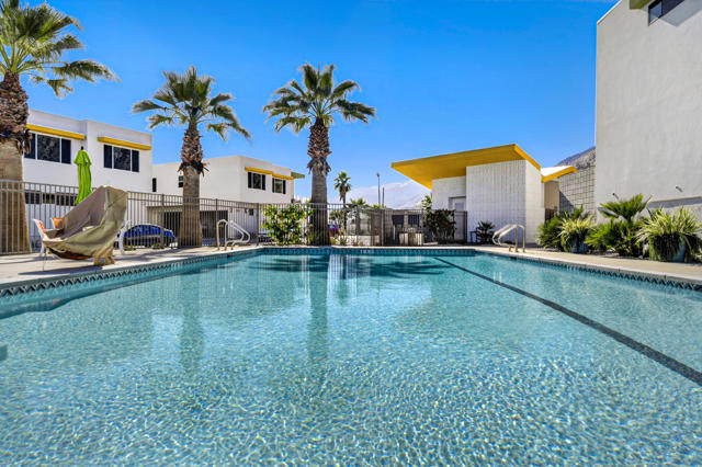 795 Obsidian W Loop, Palm Springs CA: https://media.crmls.org/mediaz/60edd055-f402-46dc-accb-bec9d8450a64.jpg