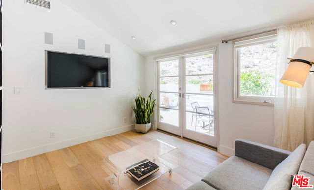 3279 LEDGEWOOD Drive, Los Angeles CA: https://media.crmls.org/mediaz/60ee6356-e19a-44b9-893b-2cc9fd43ec32.jpg