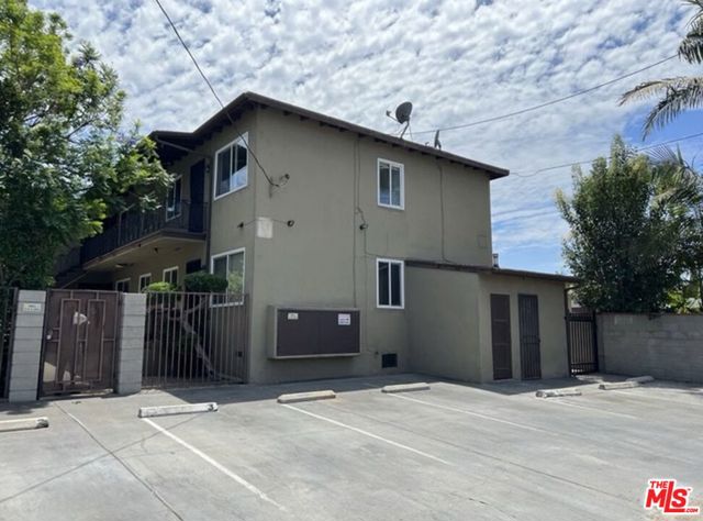 5533 W Jefferson Boulevard, Los Angeles CA: https://media.crmls.org/mediaz/60ee8b98-eec5-4dc4-a683-67f984a96dc2.jpg