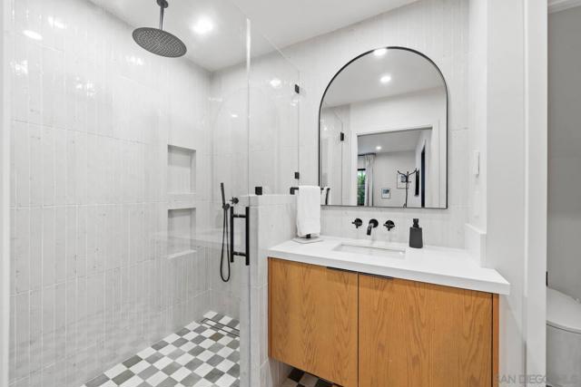 7372 Bishops Ln, La Jolla CA: https://media.crmls.org/mediaz/60eeac9e-426a-4c58-8849-0250f91f15e1.jpg