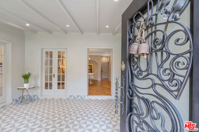 809 S Muirfield Road, Los Angeles CA: https://media.crmls.org/mediaz/60eec7e2-58b2-414d-83a3-4a4d49c42b69.jpg