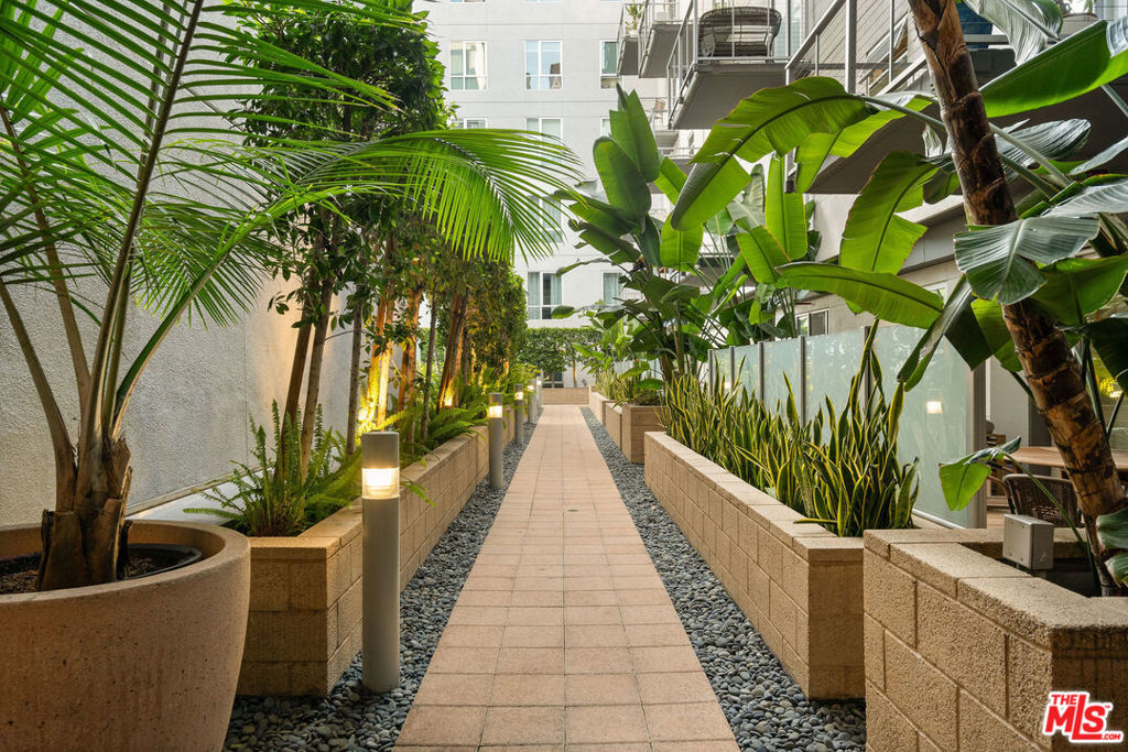 https://media.crmls.org/mediaz/60f187a7-45be-4ef7-91ef-88ead41e8c3d.jpg?preset=X-Large