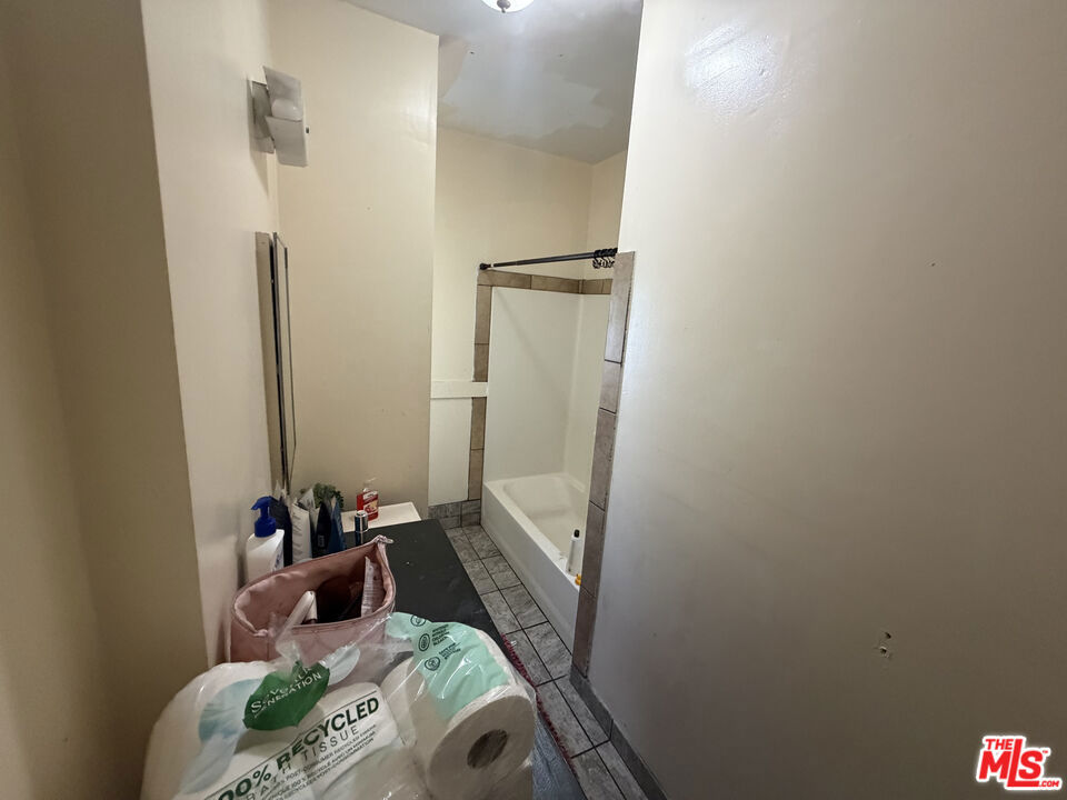 https://media.crmls.org/mediaz/60f1d0dc-1d7a-49e1-8002-62f299ac61b6.jpg?preset=X-Large