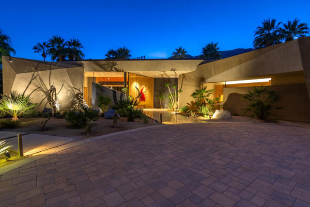 740 N Prescott Drive, Palm Springs CA: https://media.crmls.org/mediaz/60f2eb1b-1705-476c-9806-0f3deebeec04.jpg